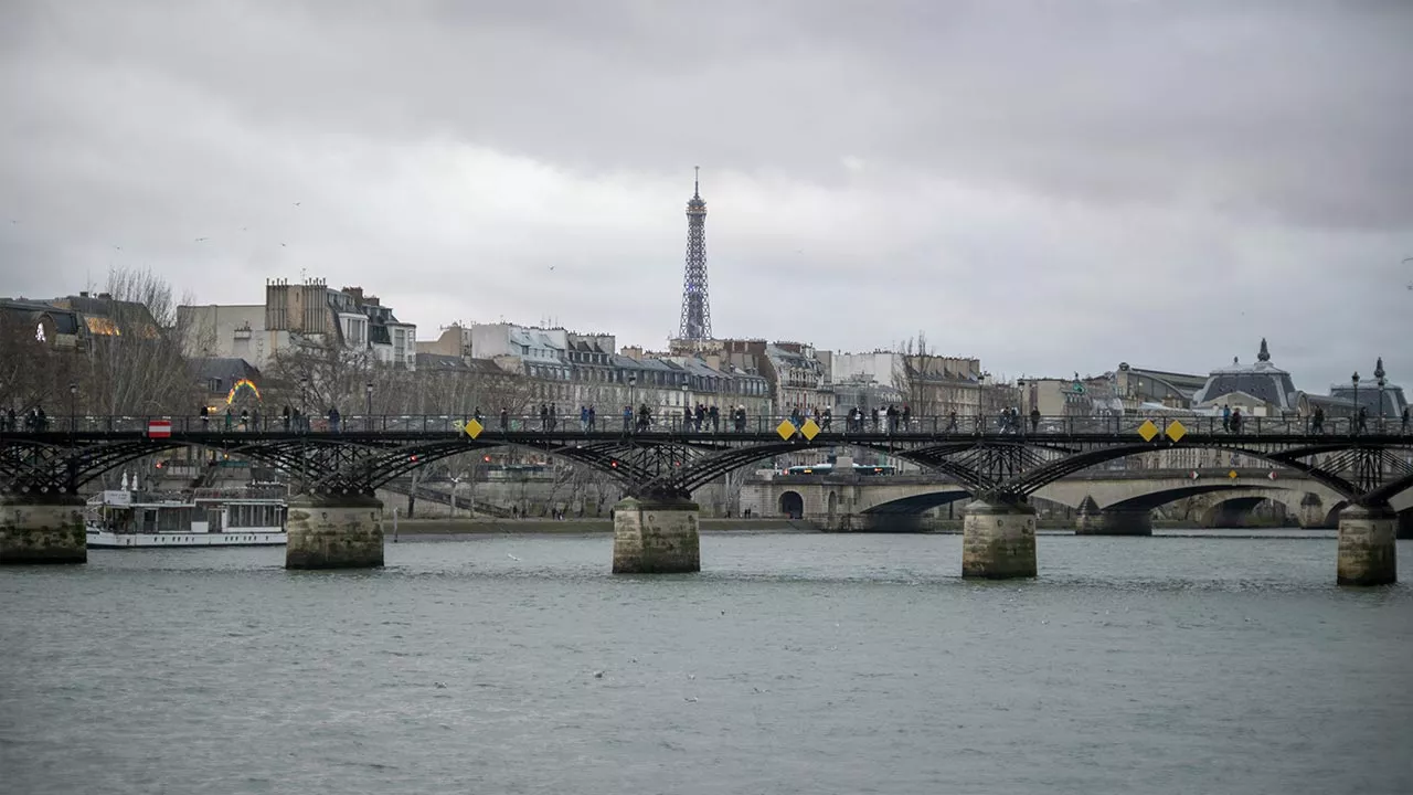 When does it snow in Paris